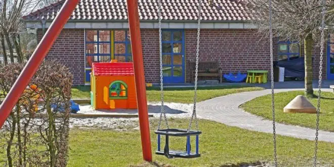 enfant à la crèche