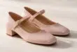 découvrez le retour tendance des chaussures babydoll avec leurs brides délicates et leurs talons carrés confortables, alliant élégance rétro et modernité pour sublimer vos looks.