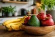 apprenez à faire mûrir vos avocats rapidement grâce à des astuces simples utilisant des fruits. obtenez des avocats mûrs en un rien de temps pour vos recettes préférées.