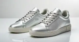 découvrez l'élégance intemporelle des baskets autry 01 low en cuir platine. alliant confort et style, ces sneakers sont le choix parfait pour une allure chic au quotidien. ne manquez pas l'opportunité d'ajouter une touche de sophistication à votre garde-robe.