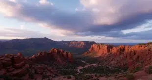 explorez les merveilles naturelles et acoustiques du red rocks amphitheatre, un site emblématique du colorado aux états-unis, parfait pour les spectacles en plein air et les paysages à couper le souffle.