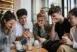 découvrez la définition de 'cringe' pour mieux comprendre les tendances actuelles et décrypter les expressions populaires du moment.