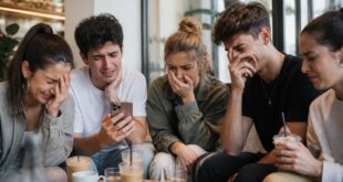 découvrez la définition de 'cringe' pour mieux comprendre les tendances actuelles et décrypter les expressions populaires du moment.