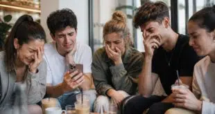 découvrez la définition de 'cringe' pour mieux comprendre les tendances actuelles et décrypter les expressions populaires du moment.