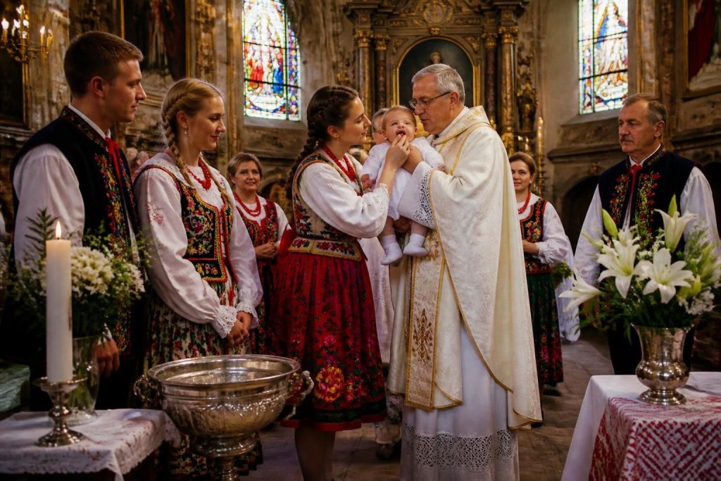 découvrez les rites et traditions uniques associés au baptême en pologne, une plongée culturelle au cœur des coutumes polonaises.