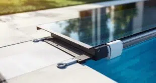 découvrez les critères essentiels pour choisir une couverture rigide afin d'assurer la sécurité de votre piscine et prévenir les accidents.