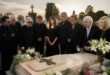découvrez quels visiteurs célèbres se sont recueillis sur la tombe de tino rossi, hommage émouvant à l'icône de la musique française.