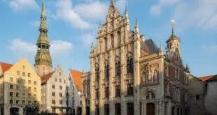 découvrez la maison des têtes noires, un joyau médiéval au cœur de riga, riche en histoire et architecture unique. plongez dans le passé fascinant de cette icône culturelle lettone.