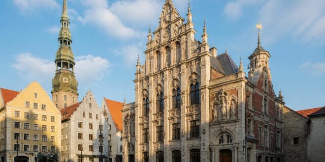 découvrez la maison des têtes noires, un joyau médiéval au cœur de riga, riche en histoire et architecture unique. plongez dans le passé fascinant de cette icône culturelle lettone.