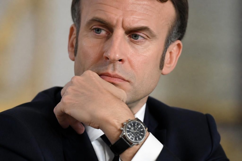découvrez quel modèle de montre pourrait bientôt orner le poignet d'emmanuel macron et les raisons de ce choix prestigieux.