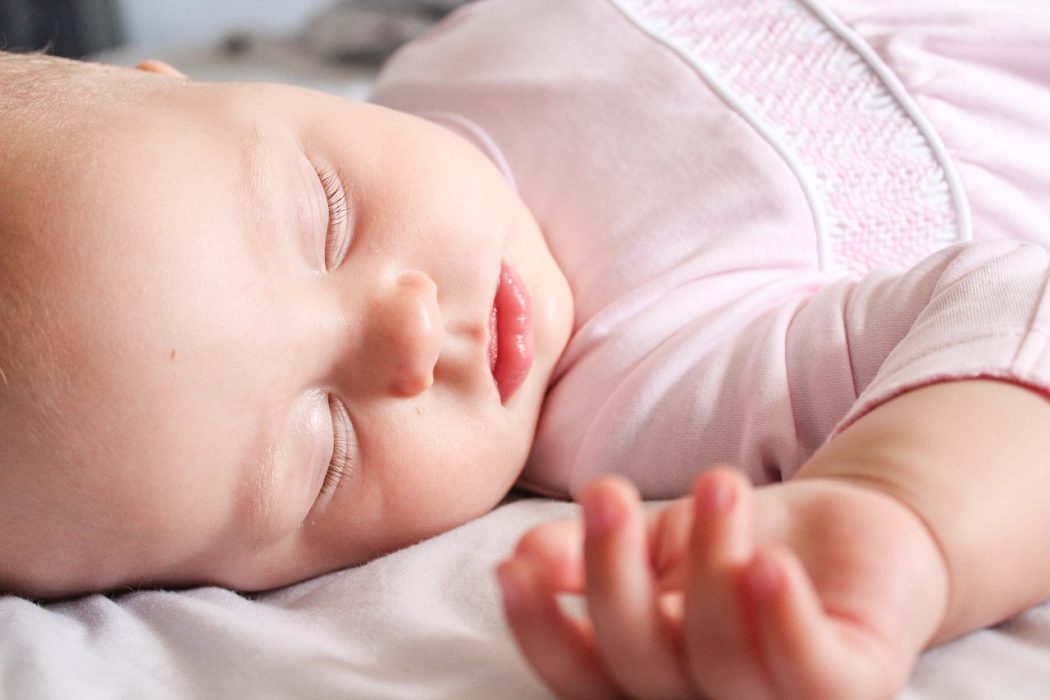 bébé dans son lit