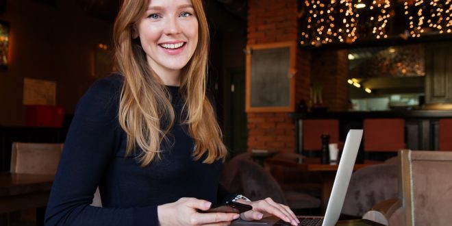 Une consultante SEO en plein travail