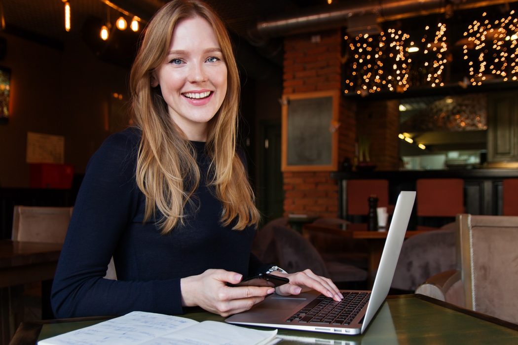 Une consultante SEO en plein travail