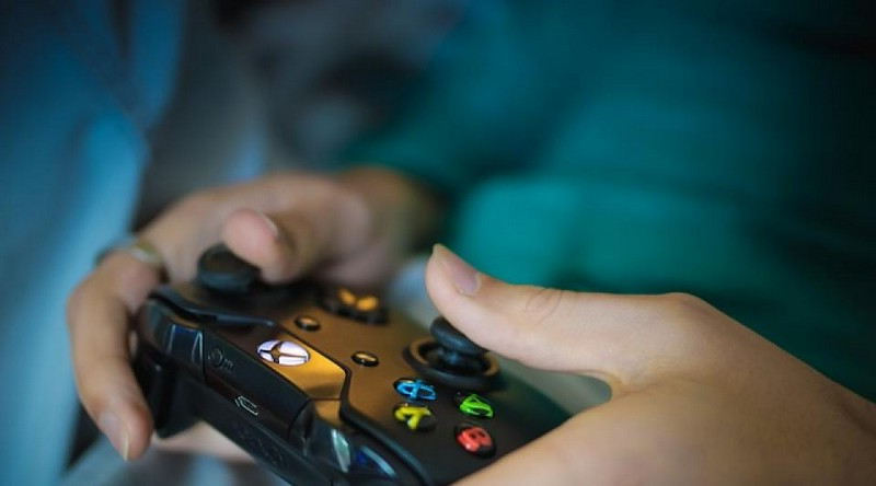 Enfant accro aux jeux vidéos