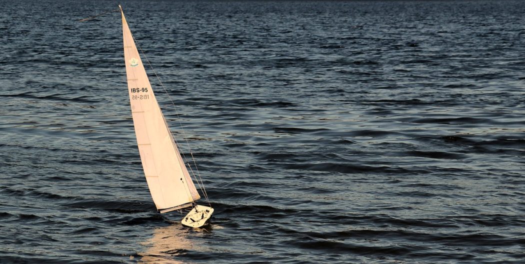 faire fonctionner les voiles d'un bateau