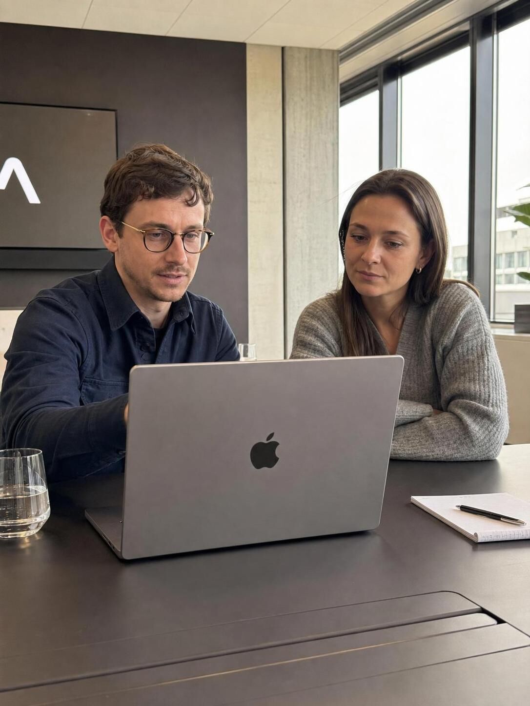 Découvrez notre guide complet du MacBook Pro Apple, idéal pour travailler efficacement, créer sans limites et booster votre productivité au quotidien.